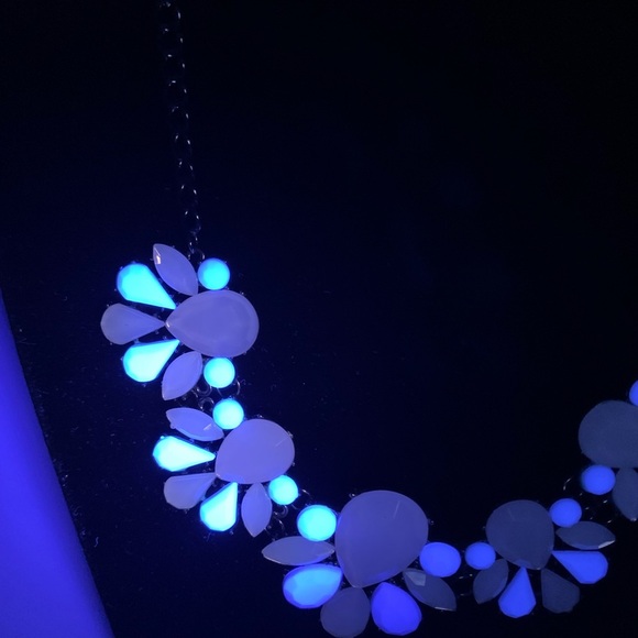 Vintage UV Lucite Ivory Cream Faced Acrylic Statement Necklace With Ornate Chain - Picture 4 of 11